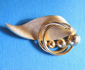 HUGE BARTEK MODERNIST STYLE TEXTURED GOLD TONE PIN