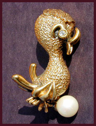 SIGNED GOLD TONE GOOFY BIRD PIN W PEARL